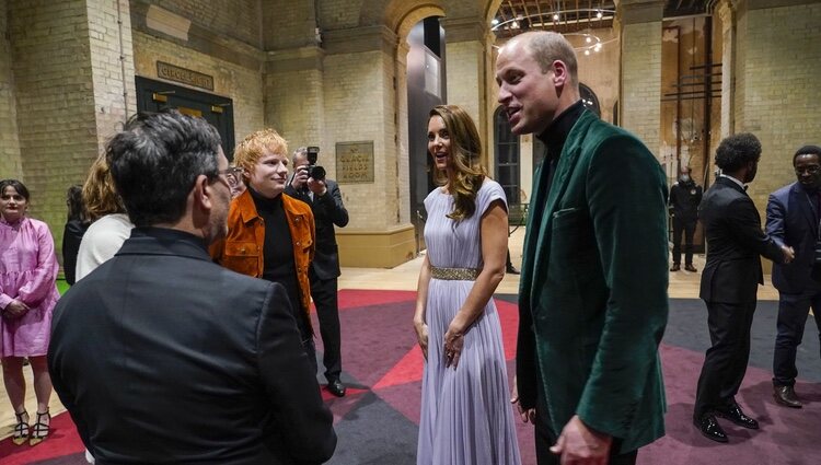 El Príncipe Guillermo y Kate Middleton hablando con Ed Sheeran en los Premios Earthshot 2021