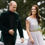 Kate Middleton mira al Príncipe Guillermo en los Premios Eartshot 2021