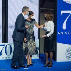 Los Reyes Felipe y Letizia con Paloma Sánchez-Garnica en el Premio Planeta 2021