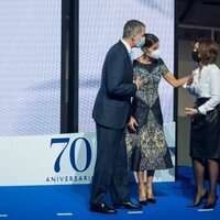 Los Reyes Felipe y Letizia con Paloma Sánchez-Garnica en el Premio Planeta 2021
