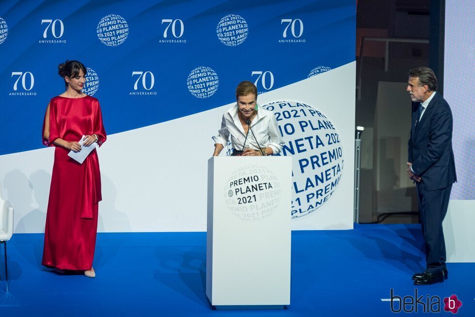 Carmen Posadas desvela el ganador del Premio Planeta 2021 en presencia de José Crehueras y Esther Vaquero