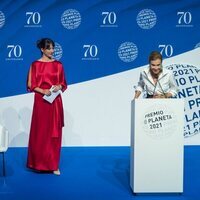 Carmen Posadas desvela el ganador del Premio Planeta 2021 en presencia de José Crehueras y Esther Vaquero