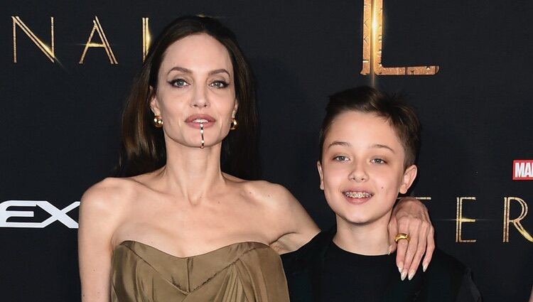 Angelina Jolie y su hijo Knox Jolie Pitt en la premiere de la película 'Eternals' en Los Angeles