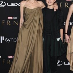 Angelina Jolie y su hijo Knox Jolie Pitt en la premiere de la película 'Eternals' en Los Angeles