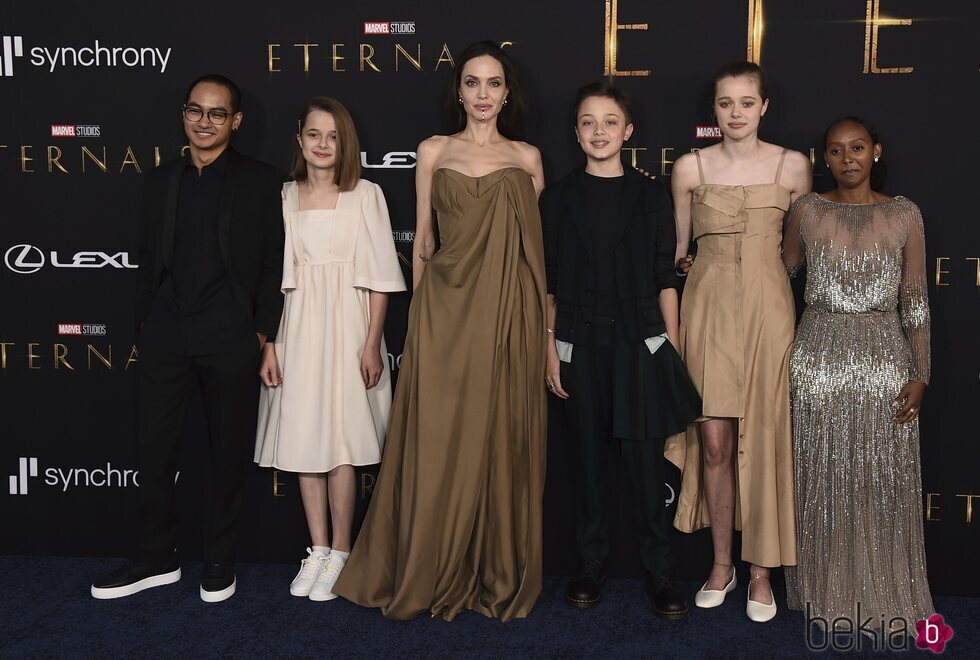 Angelina Jolie con sus hijos Maddox, Vivienne, Knox, Shiloh y Zahara Jolie Pitt en la premiere de la película 'Eternals' en Los Angeles