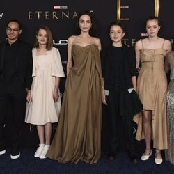 Angelina Jolie con sus hijos Maddox, Vivienne, Knox, Shiloh y Zahara Jolie Pitt en la premiere de la película 'Eternals' en Los Angeles