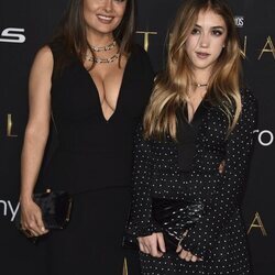 Salma Hayek y su hija Valentina Pinault en la premiere de la película 'Eternals' en Los Angeles