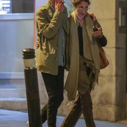 Ernesto de Hannover fumando junto a Claudia Stilianopoulos durante un paseo por Madrid