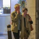Ernesto de Hannover fumando junto a Claudia Stilianopoulos durante un paseo por Madrid