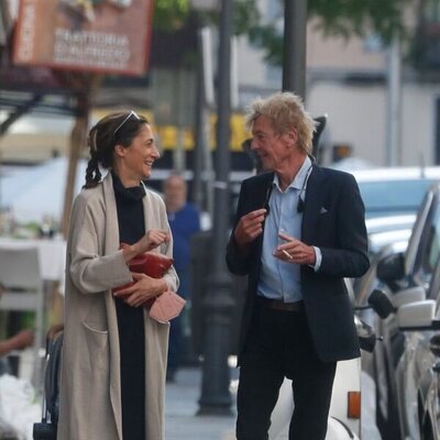 Ernesto de Hannover y Claudia Stilianopoulos hablando durante un paseo por Madrid