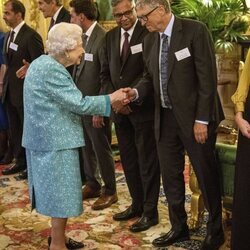 La Reina Isabel saluda a Bill Gates en The Global Investment Summit