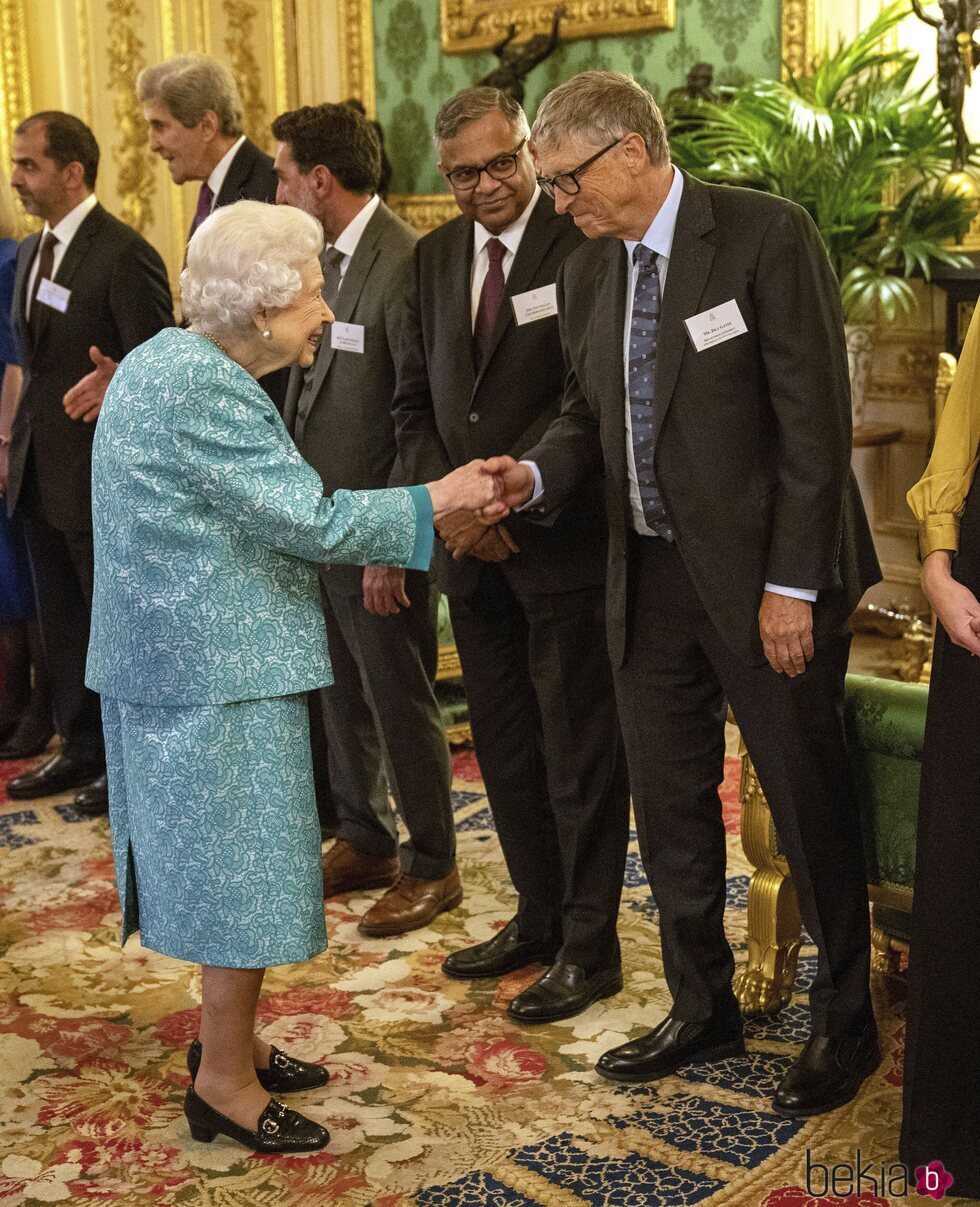 La Reina Isabel saluda a Bill Gates en The Global Investment Summit