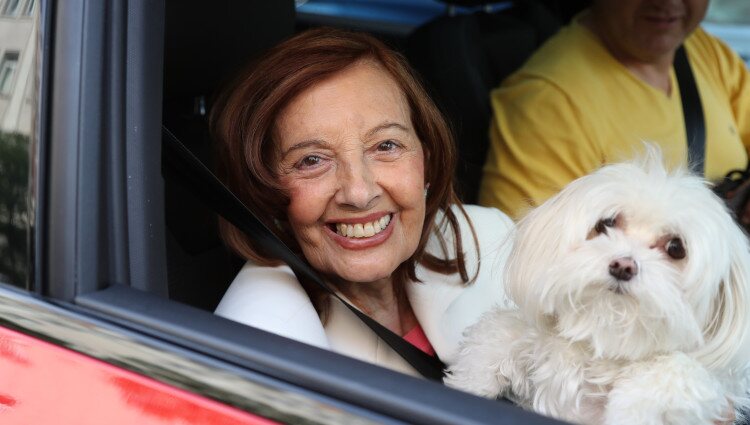 María Teresa Campos con su perro muy sonriente