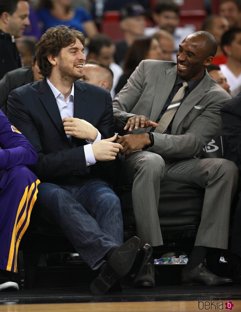 Pau Gasol y Kobe Bryant, divirtiéndose mientras ven un partido de baloncesto
