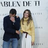 Nuria Roca y Juan del Val riéndose en la presentación de la colección 'Que hablen de ti' de Cortefiel