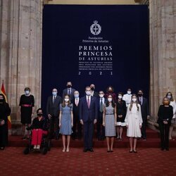 Los Reyes Felipe y Letizia, la Princesa Leonor y la Infanta Sofía con los galardonados de los Premios Princesa de Asturias 2021