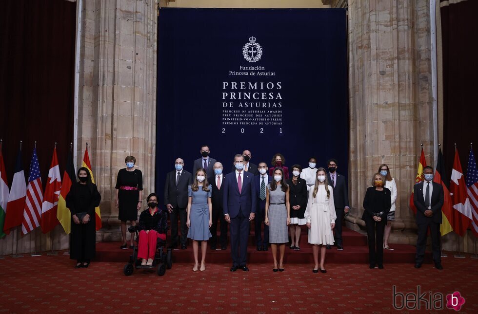 Los Reyes Felipe y Letizia, la Princesa Leonor y la Infanta Sofía con los galardonados de los Premios Princesa de Asturias 2021