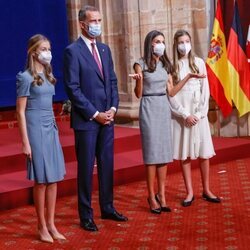La Reina Letizia, impaciente junto al Rey Felipe, la Princesa Leonor y la Infanta Sofía en la audiencia a los galardonados de los Premios Princesa de Astur