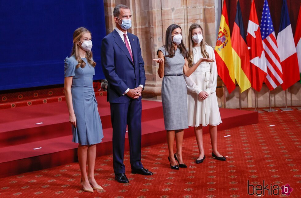 La Reina Letizia, impaciente junto al Rey Felipe, la Princesa Leonor y la Infanta Sofía en la audiencia a los galardonados de los Premios Princesa de Astur