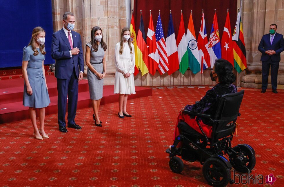 Los Reyes Felipe y Letizia, la Princesa Leonor y la Infanta Sofía con Teresa Perales en la audiencia a los galardonados de los Premios Princesa de Asturias