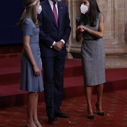 La Reina Letizia hablando con el Rey Felipe y la Princesa Leonor en la audiencia a los galardonados de los Premios Princesa de Asturias 2021