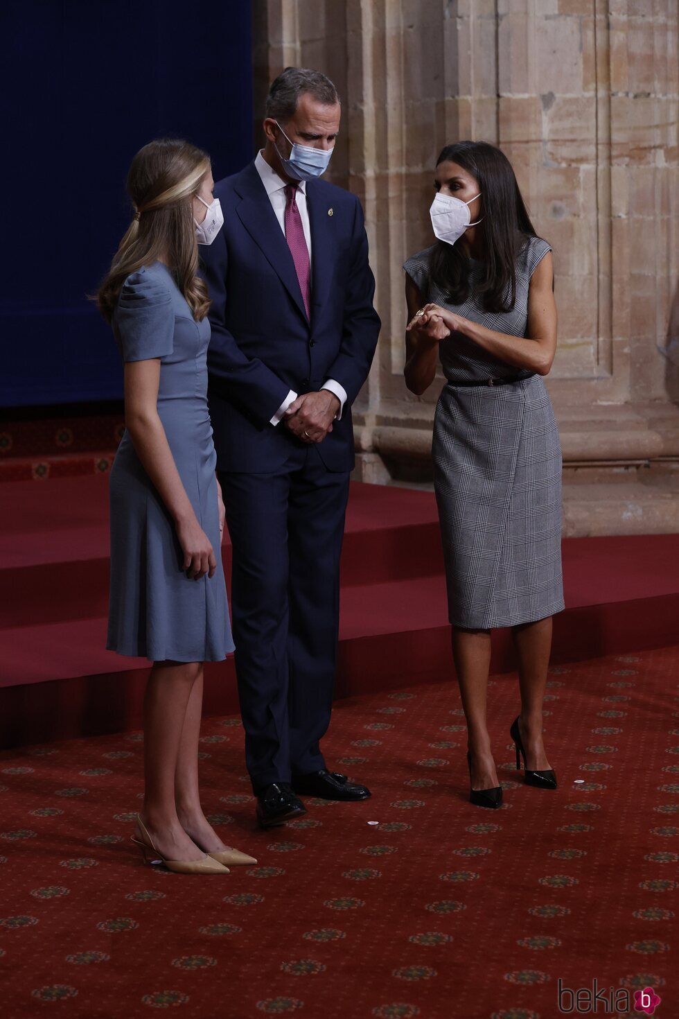 La Reina Letizia hablando con el Rey Felipe y la Princesa Leonor en la audiencia a los galardonados de los Premios Princesa de Asturias 2021