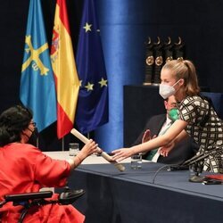 La Princesa Leonor entrega el diploma a Teresa Perales en los Premios Princesa de Asturias 2021