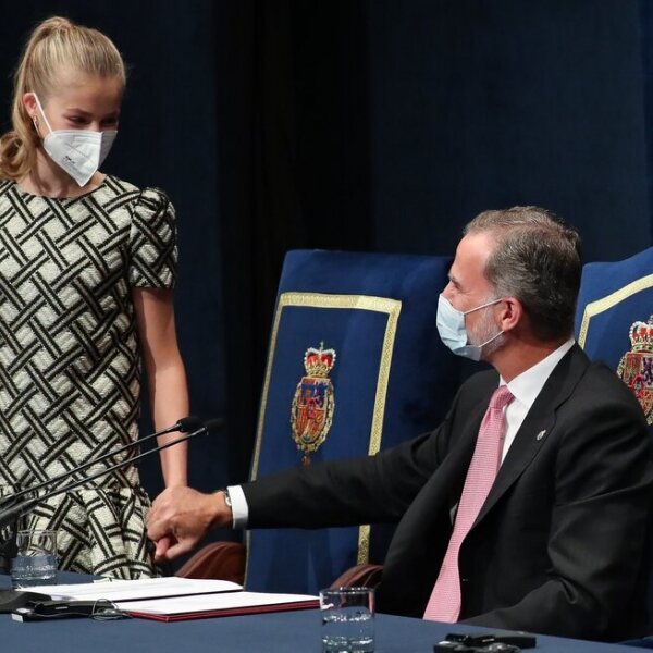 El Rey Felipe Coge La Mano De La Princesa Leonor En Los Premios ...