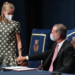 El Rey Felipe coge la mano de la Princesa Leonor en los Premios Princesa de Asturias 2021