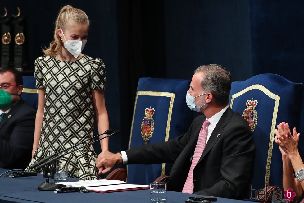 El Rey Felipe coge la mano de la Princesa Leonor en los Premios Princesa de Asturias 2021