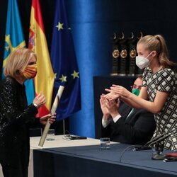 La Princesa Leonor entrega el diploma a Gloria Steinem en los Premios Princesa de Asturias 2021
