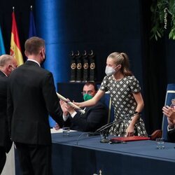 La Princesa Leonor entrega el diploma a José Andrés y Nate Mook en los Premios Princesa de Asturias 2021
