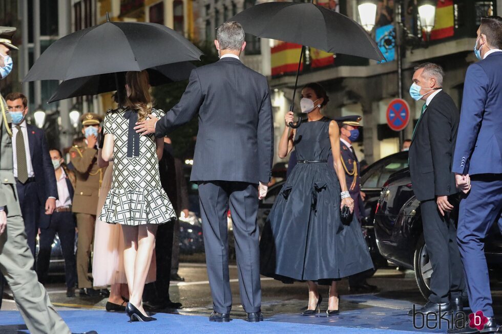 El Rey Felipe, muy cariñoso con la Princesa Leonor en presencia la Reina Letizia en los Premios Princesa de Asturias 2021