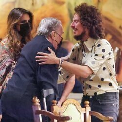 Kiki Morente saludando a Paloma Cuevas y su padre Victoriano tras ofrecer un concierto