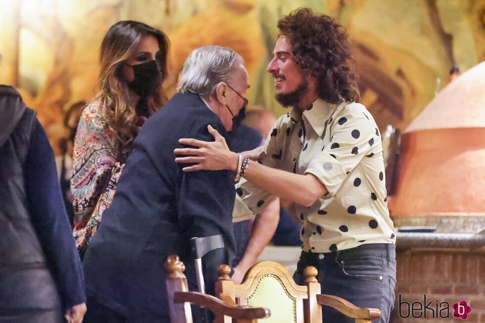 Kiki Morente saludando a Paloma Cuevas y su padre Victoriano tras ofrecer un concierto