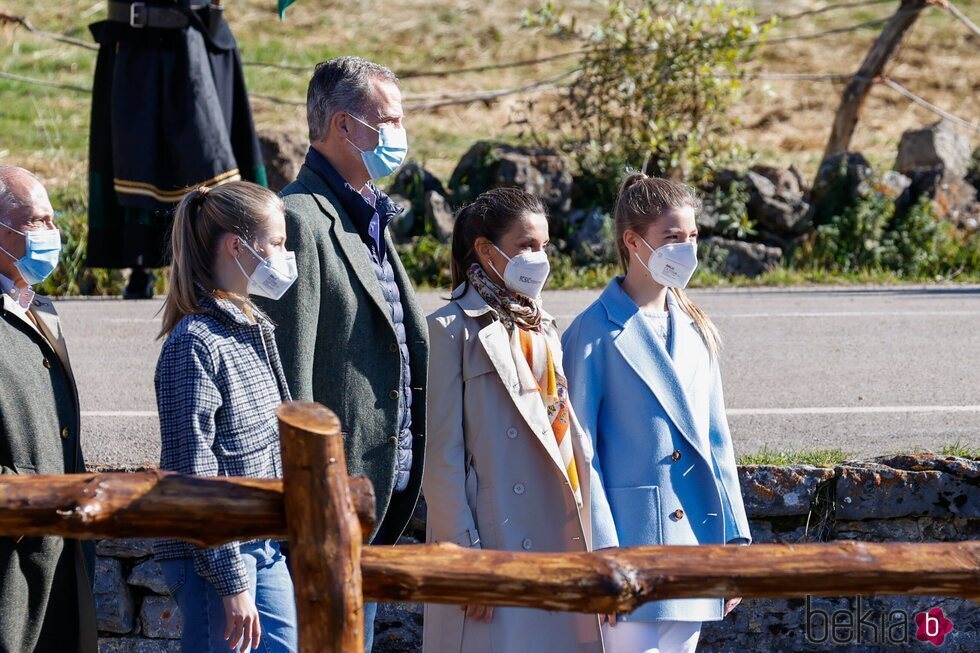Los Reyes Felipe y Letizia, la Princesa Leonor y la Infanta Sofía paseando por Santa María del Puerto, Pueblo Ejemplar 2021
