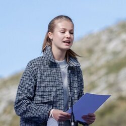 La Princesa Leonor dando un discurso durante la visita a Santa María del Puerto, Pueblo Ejemplar 2021