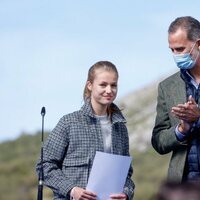 El Rey Felipe aplaudiendo el discurso de la Princesa Leonor en Santa María del Puerto, Pueblo Ejemplar 2021
