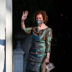 La Reina Sofía saludando en la boda de Felipe de Grecia y Nina Flohr