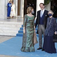 La Reina Sofía e Irene de Grecia con su sobrino Pablo de Grecia en la boda de Felipe de Grecia y Nina Flohr