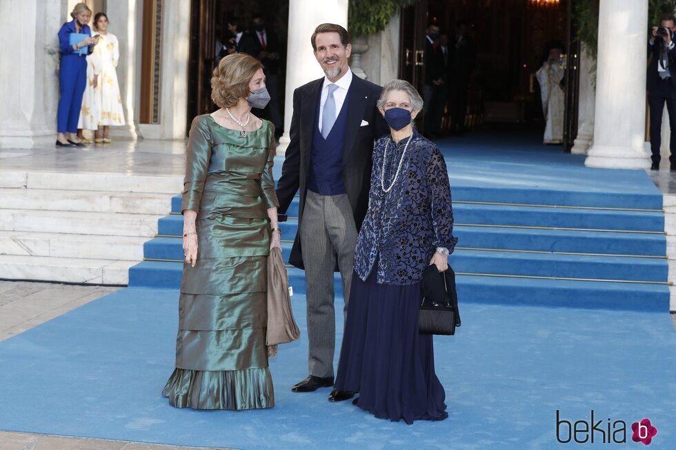 La Reina Sofía e Irene de Grecia con su sobrino Pablo de Grecia en la boda de Felipe de Grecia y Nina Flohr