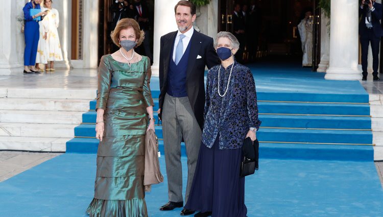 La Reina Sofía, Pablo de Grecia e Irene de Grecia en la boda de Felipe de Grecia y Nina Flohr