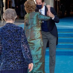 La Reina Sofía y Pablo de Grecia se saludan con un beso en la boda de Felipe de Grecia y Nina Flohr