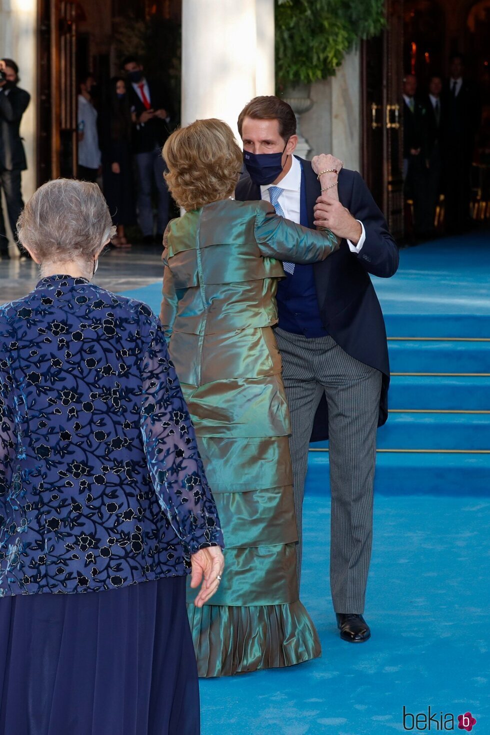 La Reina Sofía y Pablo de Grecia se saludan con un beso en la boda de Felipe de Grecia y Nina Flohr