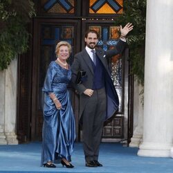 Felipe de Grecia, del brazo de su madre, Ana María de Grecia, en su boda con Nina Flohr