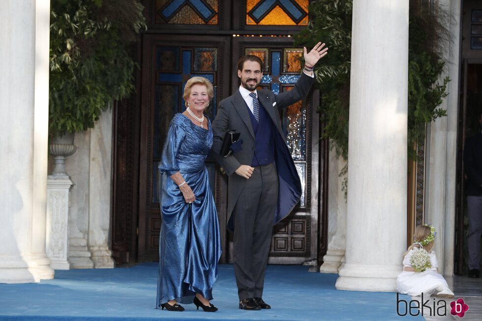 Felipe de Grecia, del brazo de su madre, Ana María de Grecia, en su boda con Nina Flohr