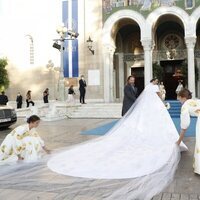 Anne-Marie Morales y Amelia Morales colocan la cola del vestido de novia de Nina Flohr en la boda de Felipe de Grecia y Nina Flohr