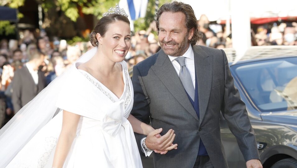 Nina Flohr y su padre Thomas Flohr en la boda de Felipe de Grecia y Nina Flohr