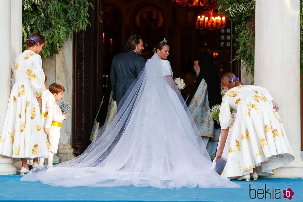 La cola del vestido de novia de Nina Flohr en la boda de Felipe de Grecia y Nina Flohr