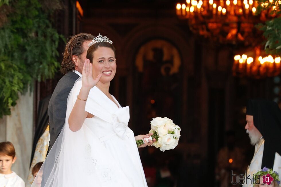 Nina Flohr saluda en su boda con Felipe de Grecia